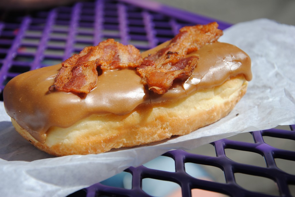 Bacon Maple Bar. Jo den er god nok, en doughnut med bacon ovenpå! Jamen man lever jo kun en gang, og spiser man den her tit er det hurtigt overstået!