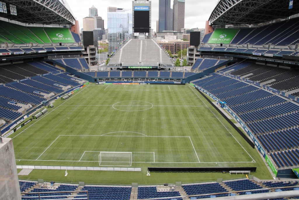 Udsigten fra toppen af stadion. Anekdote: Det er som sagt kunstgræs de spiller på, men i juni skal Seattle Sounders spille en venskabskamp mod Tottenham, og i kontrakten står at Tottenham kun vil spille på rigtig græs. Så derfor bruger man omkring 180.000 dollars på at anlægge rigtig græs til den ene kamp der skal spilles, og efterfølgende giver man det bort til velgørenhed...crazy!