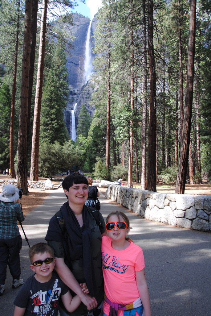 Familien foran Yosemite Falls. Fantastisk, og her mener jeg selvfølgelig familien