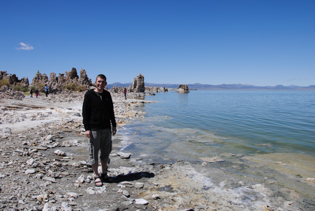 Deres udsendte ved Mono Lake, i baggrunden det dersens Tufa