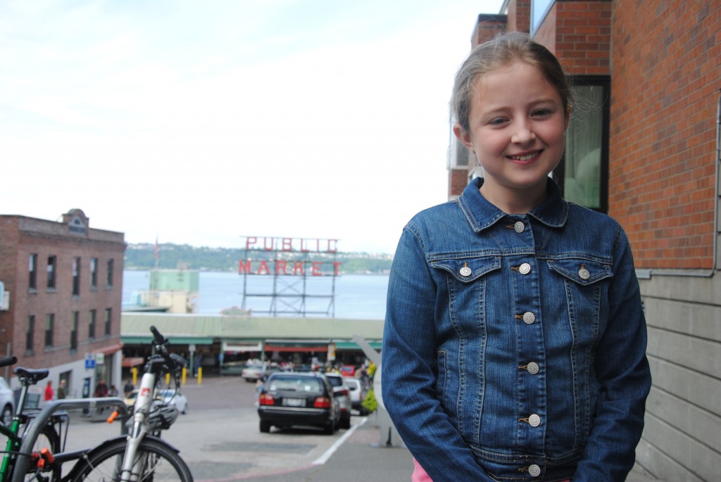 Freja foran Pike Place Market