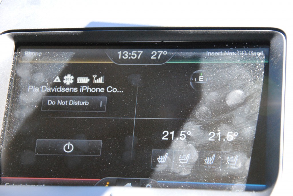 Kontrolpanelet, det var varmt i dag kan I se. Bemærk bluetooth forbindelse til Pias telefon, oprettes automagisk når man sætter sig ind i bilen. Bemærk også kompas!