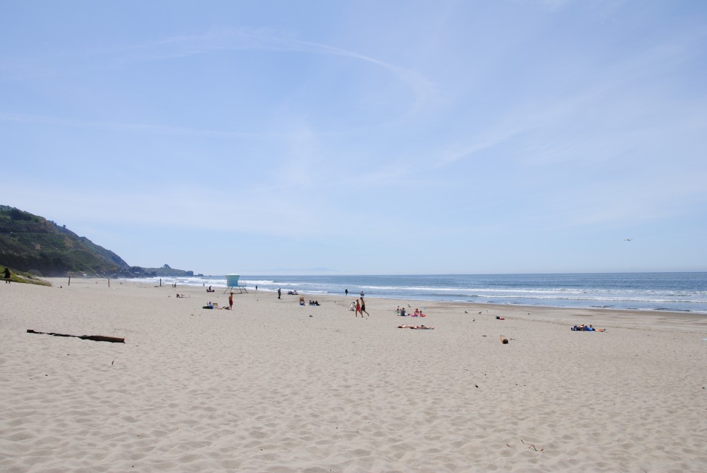 Stinson Beach. Bemærk livredderhus i det fjerne